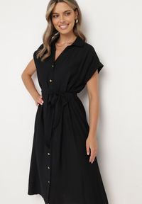 Born2be - Czarna Koszulowa Sukienka na Guziki z Materiałowym Paskiem w Talii Qisofia. Okazja: na imprezę, na co dzień. Typ kołnierza: dekolt w kształcie V. Kolor: czarny. Materiał: materiał. Typ sukienki: koszulowe. Styl: elegancki, casual, klasyczny #1
