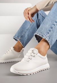 Renee - Beżowe Sneakersy w Klasycznym Stylu Driosse. Okazja: na co dzień. Kolor: beżowy. Materiał: jeans