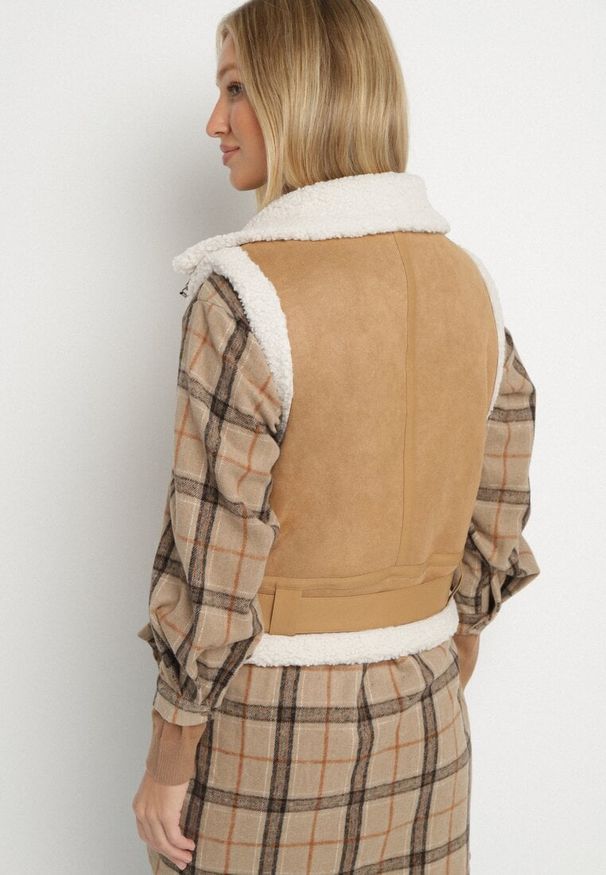 Born2be - Beżowa Rockowa Kamizelka z Futerkiem Typu Baranek i Klamerką Tiodora. Okazja: na co dzień. Kolor: beżowy. Materiał: futro. Wzór: aplikacja. Styl: rockowy