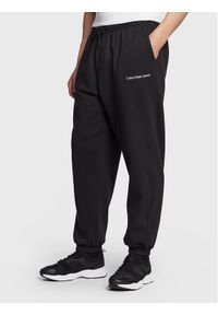 Calvin Klein Jeans Spodnie dresowe J30J322925 Czarny Relaxed Fit. Kolor: czarny. Materiał: syntetyk