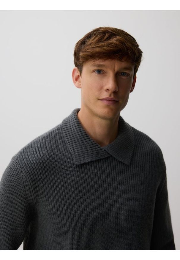 Reserved - Sweter polo z dodatkiem wełny - szary. Typ kołnierza: polo. Kolor: szary. Materiał: wełna