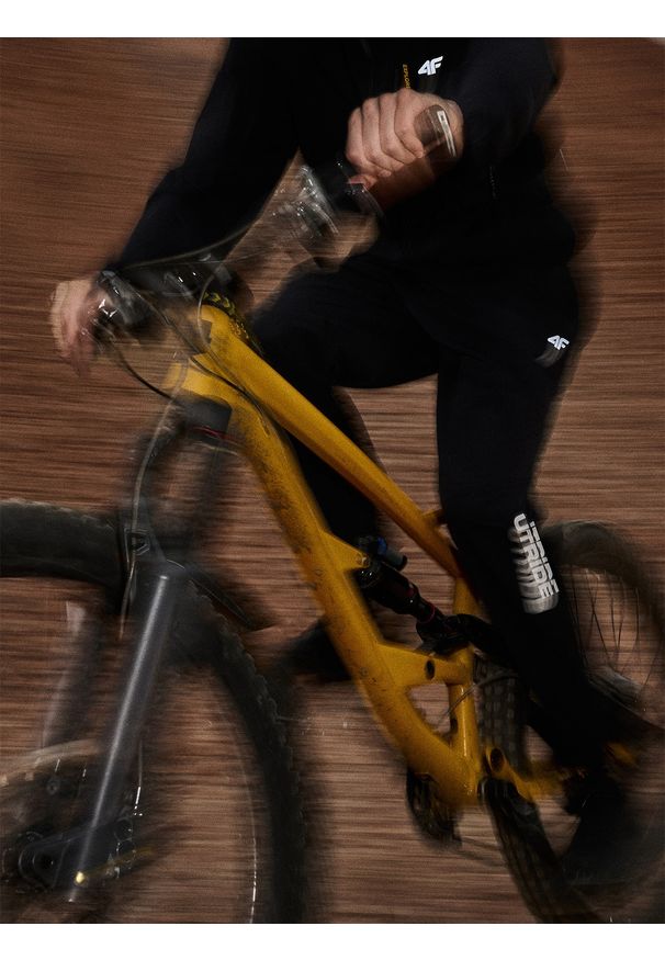 4f - 4F Spodnie casual męskie - czarna L. Okazja: na co dzień. Kolor: czarny. Materiał: tkanina. Styl: casual