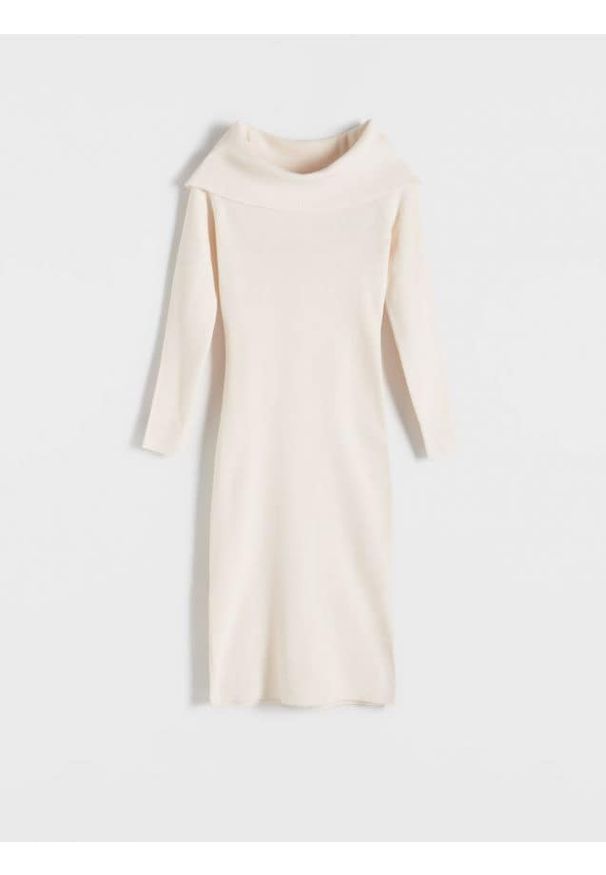 Reserved - Sukienka z odkrytymi ramionami - kremowy. Kolor: kremowy. Materiał: dzianina, wiskoza. Typ sukienki: z odkrytymi ramionami