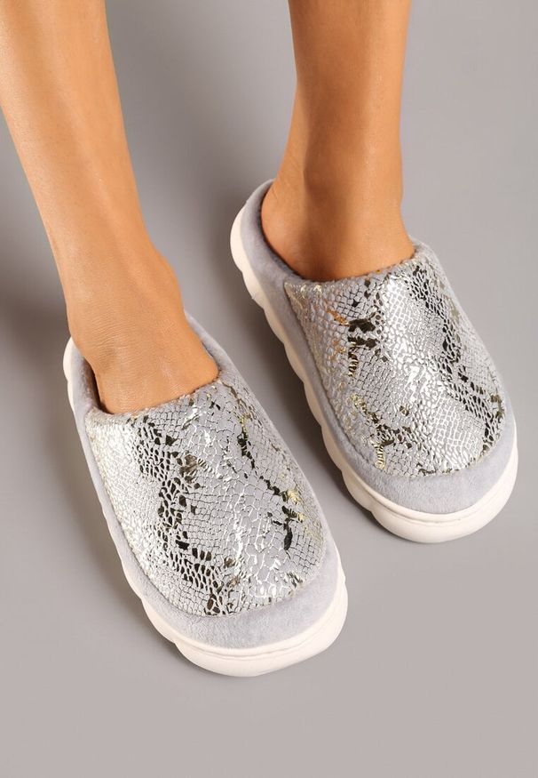 Born2be - Szare Kapcie Vices na Grubej Tłoczonej Podeszwie z Metalicznym Nadrukiem Zeanirina. Kolor: szary. Materiał: jeans. Wzór: nadruk