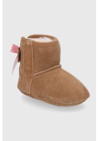 Ugg - UGG Śniegowce zamszowe dziecięce kolor brązowy. Nosek buta: okrągły. Zapięcie: rzepy. Kolor: brązowy. Materiał: zamsz #4