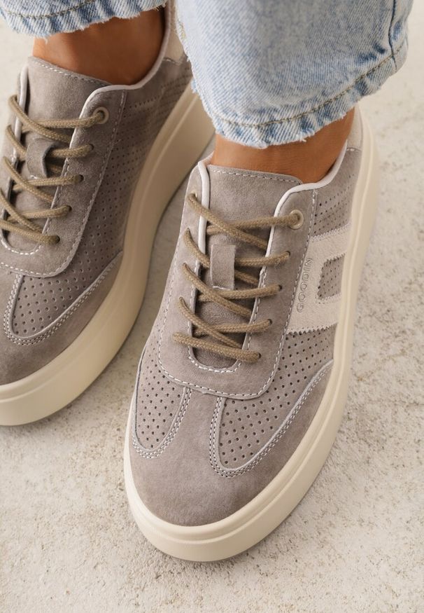 Renee - Ciemnobeżowe Sneakersy z Zamszu Naturalnego na Platfomie z Napisem i Perforacją Zitara. Okazja: na co dzień. Kolor: beżowy. Materiał: zamsz. Wzór: napisy. Obcas: na platformie