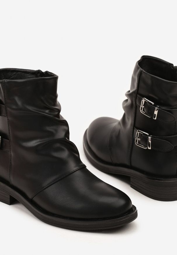 Renee - Czarne Botki Typu Biker Boots ze Sprzączkami Tulianelle. Okazja: na co dzień. Zapięcie: sprzączka. Kolor: czarny. Materiał: skóra, jeans. Wzór: aplikacja. Styl: casual