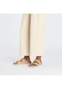 Birkenstock - BIRKENSTOCK ARIZONA BF NEW BEIGE Klapki damskie. Okazja: na co dzień. Kolor: beżowy. Materiał: materiał, skóra. Wzór: paski. Sezon: lato. Styl: elegancki, casual, klasyczny #5
