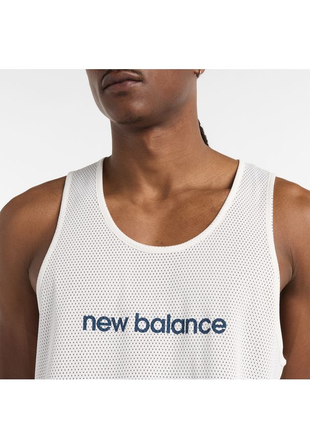 Koszulka męska New Balance MT51608BK – biała. Kolor: biały. Materiał: poliester, dresówka, materiał. Wzór: napisy, aplikacja