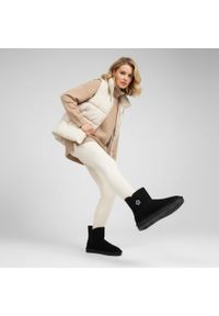 Czarne Śniegowce Marco Tozzi Modne Ocieplane Buty Damskie. Kolor: czarny. Materiał: syntetyk, materiał, zamsz, futro. Szerokość cholewki: normalna. Sezon: zima #3