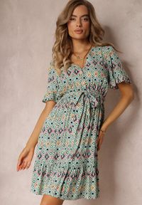 Renee - Zielona Sukienka Mini z Gumką w Pasie i Falbanką z Wiskozy Ellison. Kolor: zielony. Materiał: wiskoza. Długość rękawa: krótki rękaw. Długość: mini