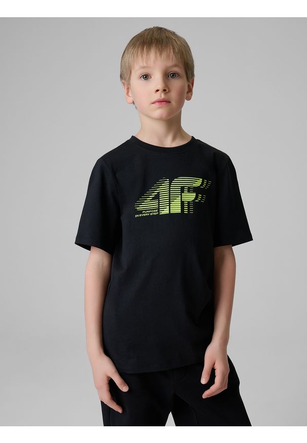 4f - 4F T-shirt regular z nadrukiem chłopięcy - czarny 158 (12-13 lat). Okazja: na co dzień, na uczelnię, na spacer. Kolor: czarny. Materiał: skóra, dresówka, dzianina, materiał, jeans, bawełna. Wzór: nadruk. Sezon: lato. Styl: casual, klasyczny, sportowy
