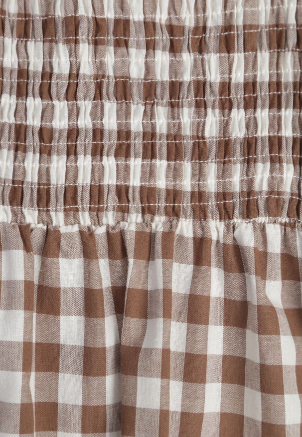 Renee - Brązowa Bawełniana Sukienka o Rozkloszowanym Kroju z Falbankami w Kratkę Vichy Netitia. Okazja: na spacer. Typ kołnierza: kołnierz z falbankami. Kolor: brązowy. Materiał: bawełna. Wzór: kratka. Sezon: lato. Typ sukienki: rozkloszowane