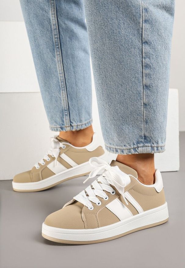 Renee - Ciemnobeżowe Płaskie Sneakersy z Paskiem Quinesi. Okazja: na co dzień. Zapięcie: pasek. Kolor: beżowy. Materiał: dresówka