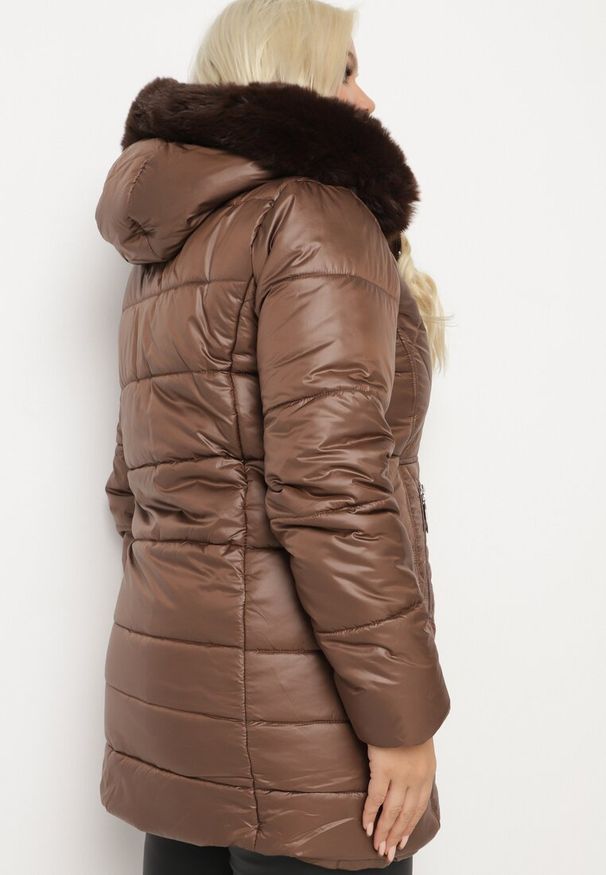 Born2be - Brązowa Kurtka Pikowana z Kapturem Futerkiem i Ściągaczami przy Rękawach Ravindelle. Okazja: na co dzień. Typ kołnierza: kaptur. Kolekcja: plus size. Kolor: brązowy. Długość: długie. Materiał: futro. Długość rękawa: długi rękaw. Sezon: zima. Styl: casual