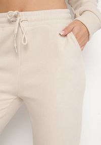 Born2be - Beżowe Bawełniane Spodnie Dresowe ze Sznurkiem Saliavera. Okazja: na co dzień. Kolor: beżowy. Materiał: dresówka, bawełna. Styl: klasyczny, sportowy, casual #6
