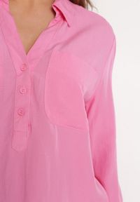 Born2be - Fuksjowa Klasyczna Bluzka Koszula z Lnem Kołnierzykiem i Guzikami Ozdobiona Kieszeniami Evnelia. Kolor: różowy. Materiał: len. Wzór: aplikacja. Styl: klasyczny #7