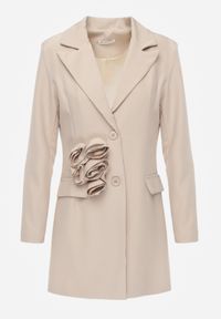 Renee - Ciemnobeżowa Sukienka w Stylu Marynarki z Usztywnionymi Ramionami Ozdobiona Kwiatami 3D Nelorien. Okazja: na co dzień. Kolor: beżowy. Wzór: aplikacja, kwiaty. Styl: elegancki, casual #5