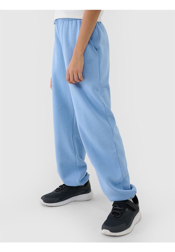 4f - 4F Spodnie dresowe joggery chłopięce - niebieskie 134 (8-9 lat). Okazja: na co dzień. Kolor: niebieski. Materiał: dresówka. Wzór: gładki, ze splotem. Sezon: lato. Styl: sportowy, casual, młodzieżowy