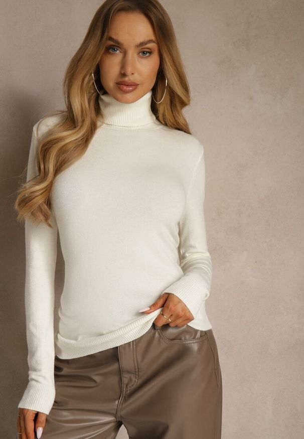 Renee - Jasnobeżowy Golf z Bawełną w Klasycznym Stylu Reiredia. Typ kołnierza: golf. Kolor: beżowy. Materiał: bawełna. Styl: klasyczny