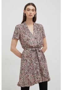 Guess sukienka kolor różowy mini rozkloszowana. Kolor: różowy. Materiał: materiał. Długość rękawa: krótki rękaw. Typ sukienki: asymetryczne, rozkloszowane. Długość: mini #1