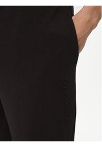 Calvin Klein Spodnie dresowe Embossed Logo K10K112198 Czarny Relaxed Fit. Kolor: czarny. Materiał: bawełna #4