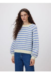 Reserved - Sweter w paski - wielobarwny. Materiał: dzianina. Długość: krótkie. Wzór: paski #1