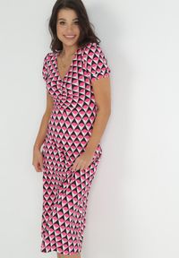 Born2be - Fuksjowa Sukienka Taliowana z Marszczeniem w Geometryczny Wzór Garnette. Kolor: różowy. Wzór: geometria. Styl: elegancki #5