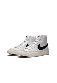 Buty do chodzenia unisex Nike Blazer Mid '77 Vintage White Black. Wysokość cholewki: za kostkę. Zapięcie: sznurówki. Kolor: biały. Materiał: skóra, syntetyk, materiał. Szerokość cholewki: normalna. Sport: turystyka piesza