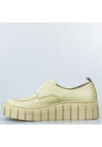 Inna - Półbuty na platformie z klamerką lakierowane skórzane beżowe Sempre-40. Kolor: beżowy. Materiał: lakier, skóra. Obcas: na platformie. Styl: elegancki, klasyczny. Wysokość obcasa: średni #4