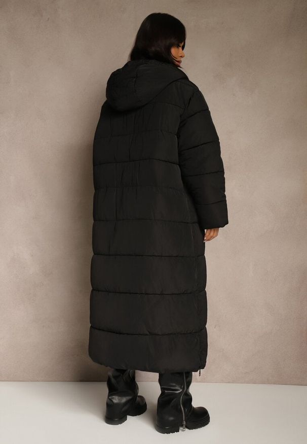 Renee - Czarna Długa Kurtka Zimowa z Pikowanymi Przeszyciami Kapturem i Suwakami Mevanesa. Okazja: na co dzień. Kolekcja: plus size. Kolor: czarny. Materiał: zamsz, jeans. Długość: długie. Sezon: zima. Styl: elegancki, casual