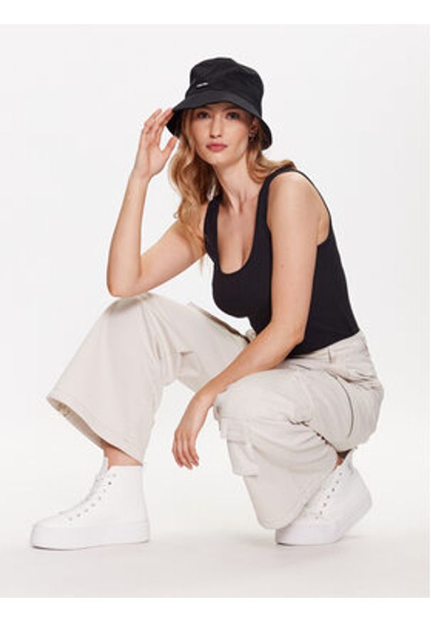 Levi's® Top Essential A5906-0000 Czarny Regular Fit. Kolor: czarny. Materiał: bawełna