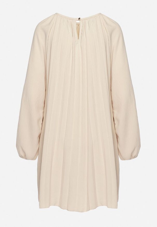 Born2be - Jasnobeżowa Plisowana Sukienka z Bufiastymi Rękawami Perlase. Okazja: na co dzień. Kolor: beżowy. Styl: elegancki, casual, klasyczny