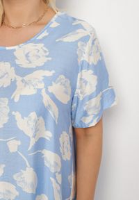 Born2be - Jasnoniebieska Pudełkowa Wiskozowa Sukienka ze Wzorem Kwiatów Aranessa. Okazja: na co dzień. Kolor: niebieski. Materiał: wiskoza. Wzór: kwiaty. Typ sukienki: proste. Styl: boho, klasyczny, casual, elegancki #7