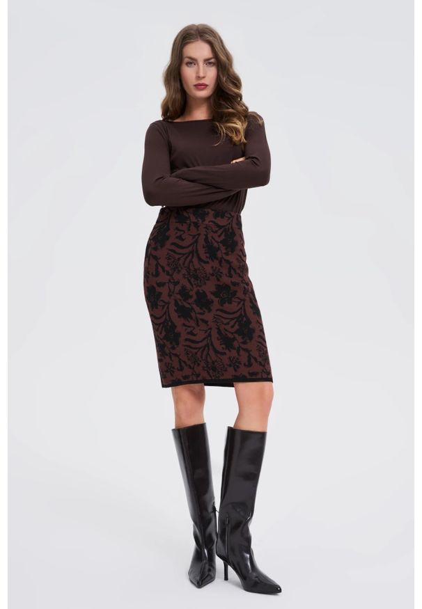 MOODO - Dzianinowa spódnica brązowa. Kolor: brązowy. Materiał: dzianina