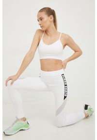 Guess biustonosz sportowy kolor biały. Kolor: biały. Materiał: skóra. Rodzaj stanika: odpinane ramiączka. Wzór: nadruk #2