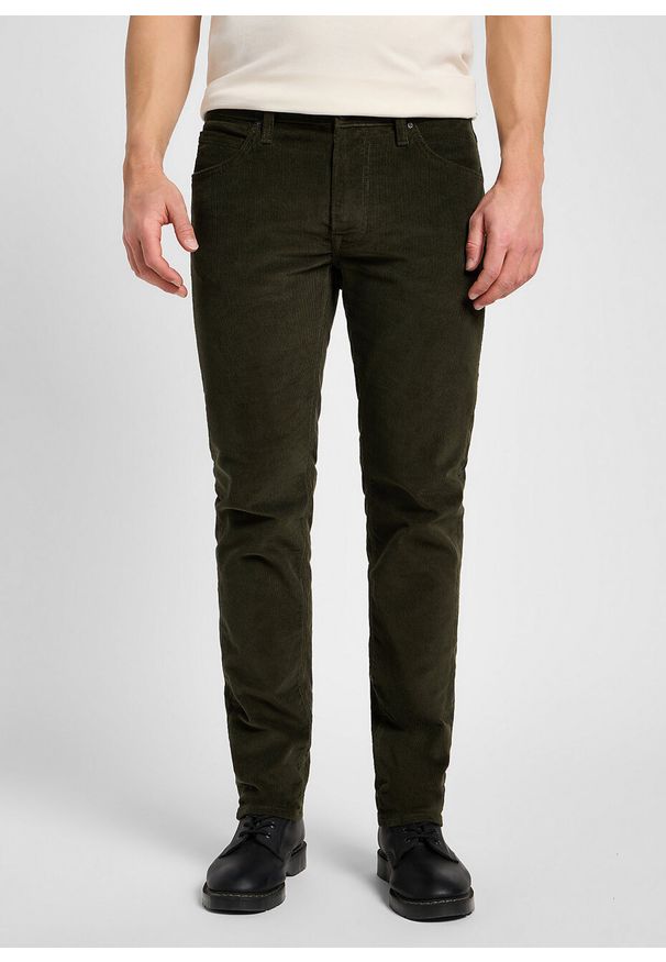 Lee - LEE MĘSKIE SPODNIE MATERIAŁOWE SZTRUKSOWE SZTRUKS DAREN ZIP FLY OLIVE NIGHT 112355816 L707016192