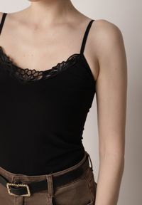 Born2be - Czarny Bawełniany Top na Ramiączkach z Ozdobną Koronką przy Dekolcie Berlisa. Okazja: na co dzień, na spotkanie biznesowe. Kolor: czarny. Materiał: bawełna, koronka. Długość rękawa: na ramiączkach. Wzór: koronka. Styl: casual, biznesowy, elegancki #4