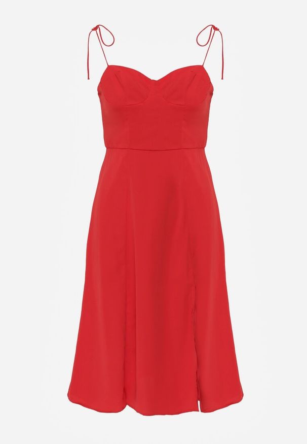 Born2be - Czerwona Rozkloszowana Sukienka na Ramiączkach z Rozcięciem Sveame. Kolor: czerwony. Długość rękawa: na ramiączkach. Wzór: aplikacja. Styl: klasyczny