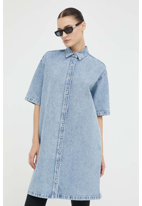 Mustang sukienka jeansowa kolor niebieski mini oversize. Kolor: niebieski. Materiał: jeans. Długość rękawa: krótki rękaw. Typ sukienki: oversize. Długość: mini