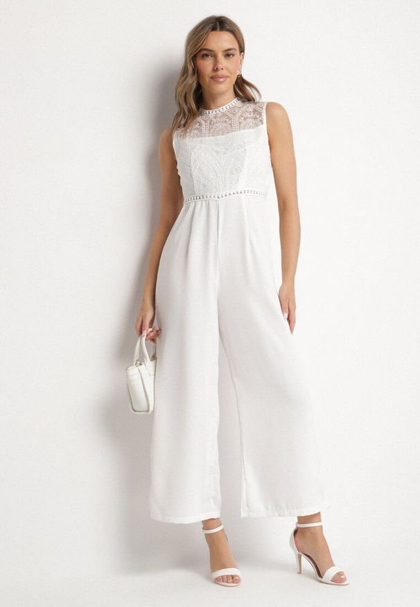 Born2be - Biały Kombinezon Bez Rękawów z Szeroką Nogawką i Siateczkowymi Zdobieniami Nalavie. Okazja: na imprezę, na co dzień. Kolor: biały. Materiał: skóra. Długość rękawa: bez rękawów. Wzór: aplikacja. Styl: casual, elegancki