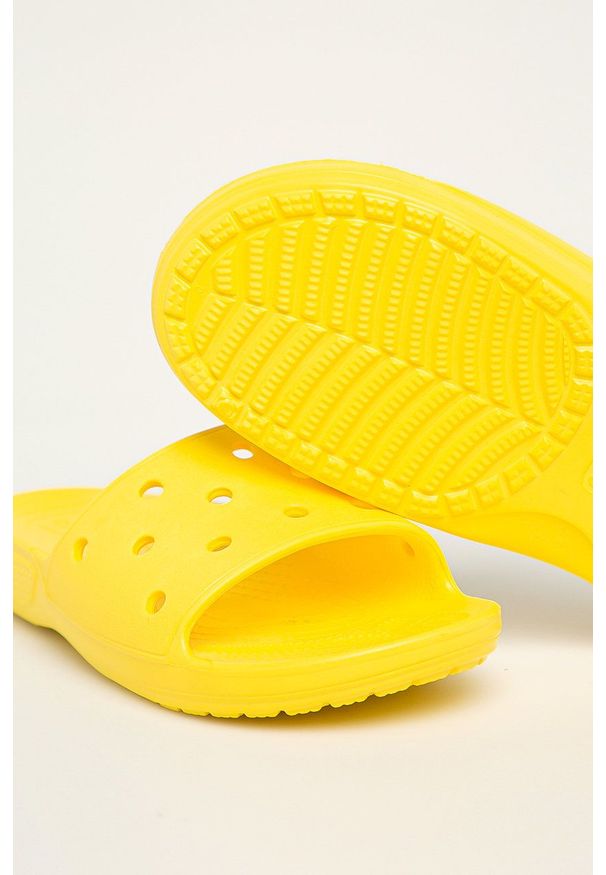 Crocs - Klapki. Kolor: żółty. Materiał: materiał, guma. Wzór: gładki