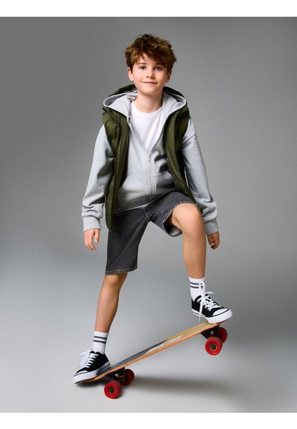 Sinsay - Szorty jeansowe straight z efektem sprania - szary. Kolor: szary. Materiał: jeans