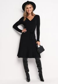 Born2be - Czarna Sweterkowa Sukienka Rozkloszowana z Wiązanym Paskiem Florentame. Kolor: czarny. Materiał: materiał. Typ sukienki: rozkloszowane, kopertowe. Długość: midi #4