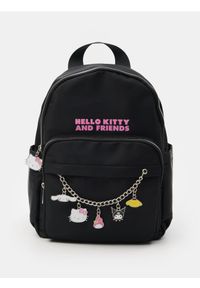 Sinsay - Plecak z łańcuszkiem i zawieszkami Hello Kitty - czarny. Kolor: czarny. Wzór: motyw z bajki