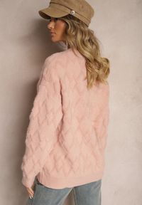 Renee - Różowy Luźny Sweter o Pudełkowym Kroju i Tłoczonym Splocie ze Ściągaczami Elomara. Okazja: na co dzień. Kolor: różowy. Materiał: jeans. Wzór: ze splotem. Styl: casual, elegancki #4