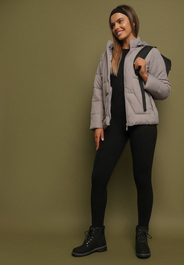 Born2be - Jasnoszara Kurtka z Szerokim Pikowaniem i Kapturem Yasidi. Okazja: na co dzień. Kolor: szary. Materiał: jeans. Styl: casual, elegancki