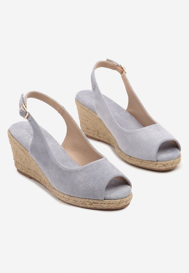 Born2be - Niebieskie Sandały Vices na Plecionym Koturnie z Ozdobnym Paskiem Desenitia. Okazja: na co dzień, na spacer. Zapięcie: pasek. Kolor: niebieski. Wzór: aplikacja. Obcas: na koturnie. Styl: casual, elegancki, klasyczny