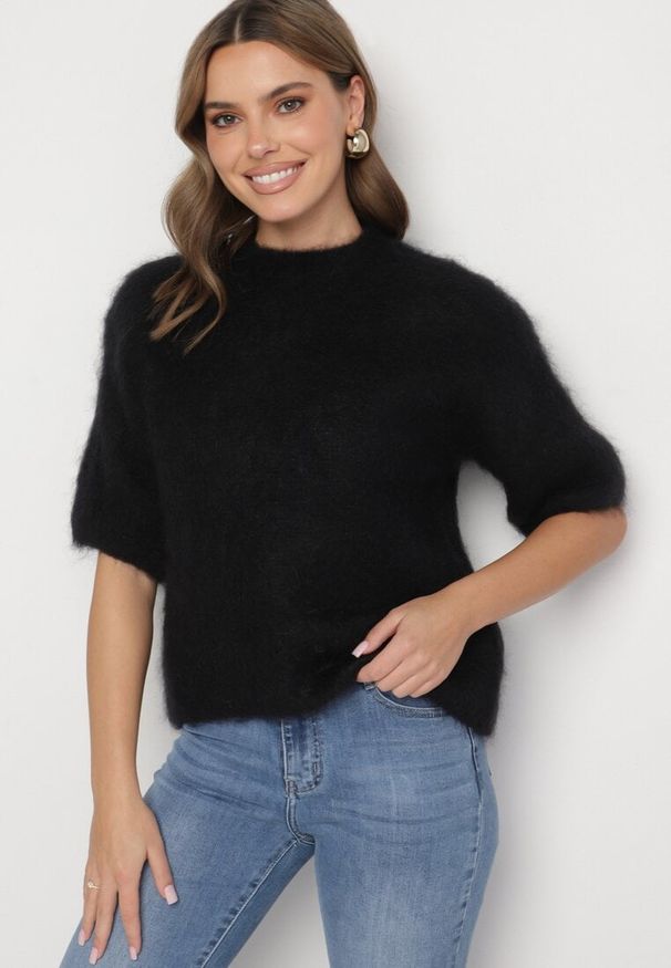 Born2be - Czarny Moherowy Sweter o Kroju Nietoperza z Rękawami 3/4 Eleanira. Okazja: na co dzień. Kolor: czarny. Materiał: moher. Wzór: aplikacja, ze splotem. Sezon: jesień, zima. Styl: klasyczny, elegancki, casual