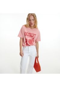Reserved - T-shirt regular z efektem sprania - Różowy. Kolor: różowy #1